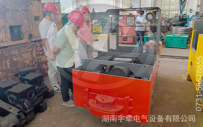 金屬礦客戶蒞臨湘潭礦用電機車廠家參觀考察